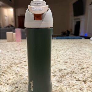 Owala Forest Green Insulated Tumbler with Built-in Straw 24oz